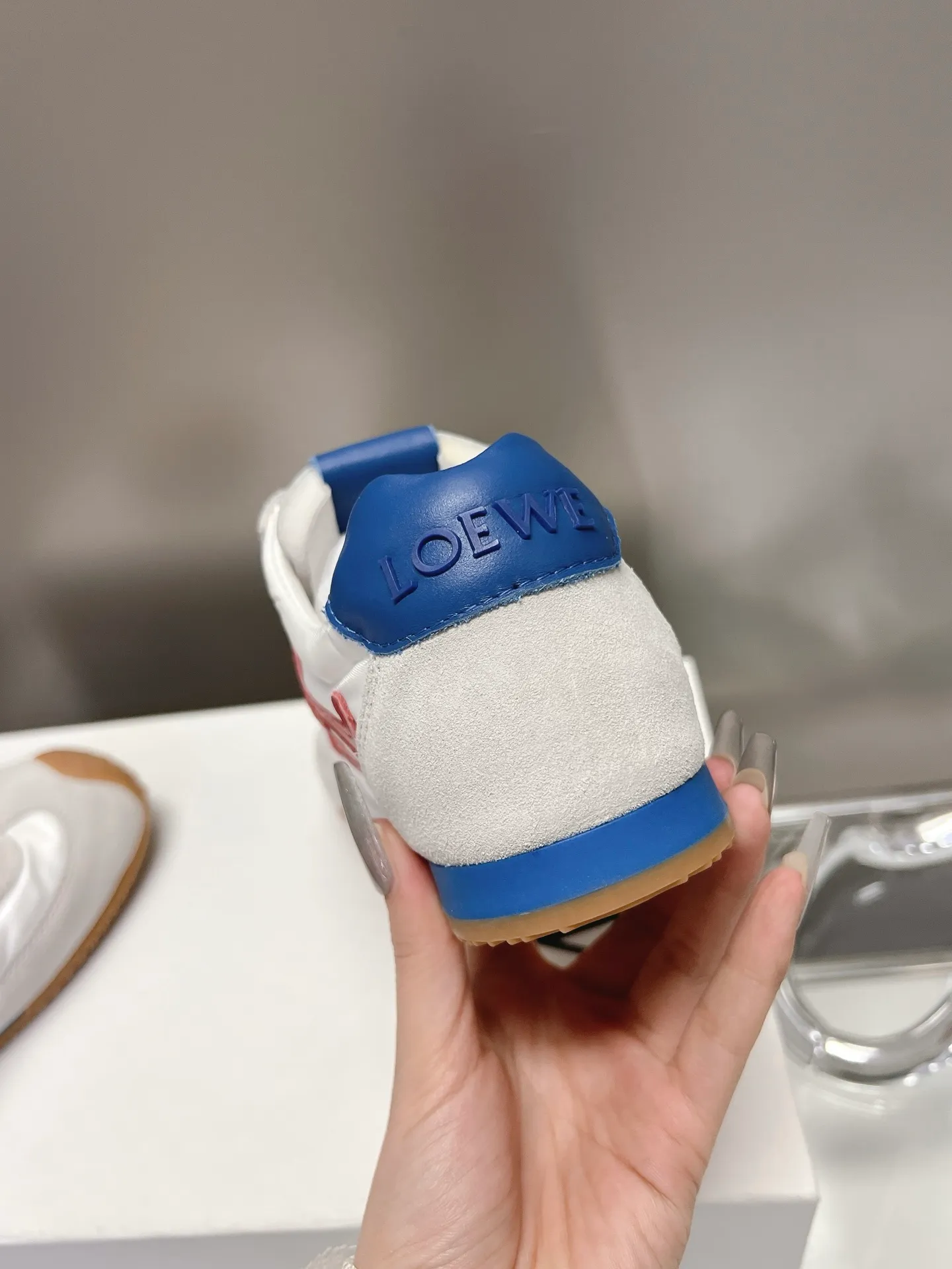 👟👟Ex-factory price 540👟👟 Original BALLET RUNNER2.0 Loewe ballet shoes! Asymmetrical toe shape, Loewe's signature design! Super soft, light and flexible wave pattern original T👟👟factory price U bottom, (not ordinary rubber bottom) original cover last + strong top craftsmanship wrapping feeling, first-class comfort! The 3D injection molded rubber LOEWE logo on the heel gives this shoe a retro and elegant interpretation, and incorporates modernity and LOEWE's unique style. There are so many colors and pictures will be updated one after another. Code number: 35-40 (41 customized)